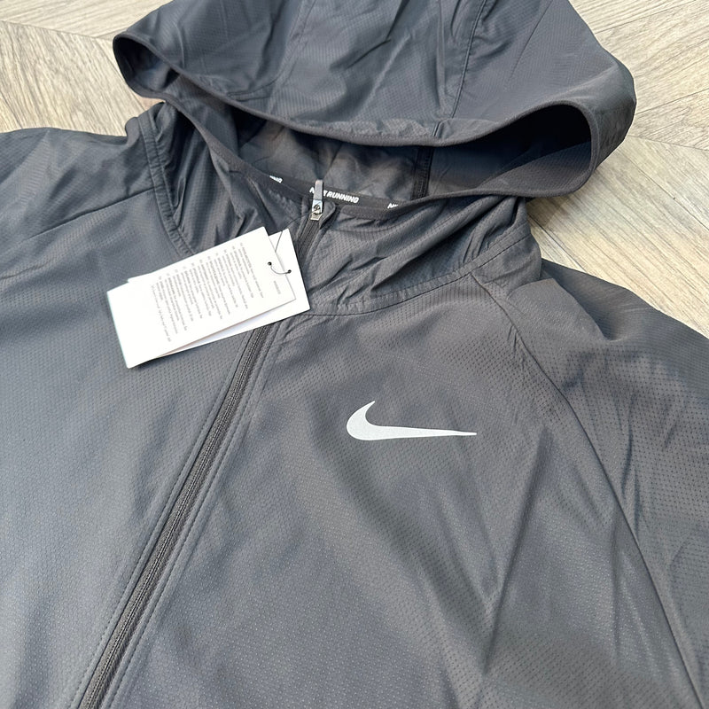 Nike essential running jacket grey sale