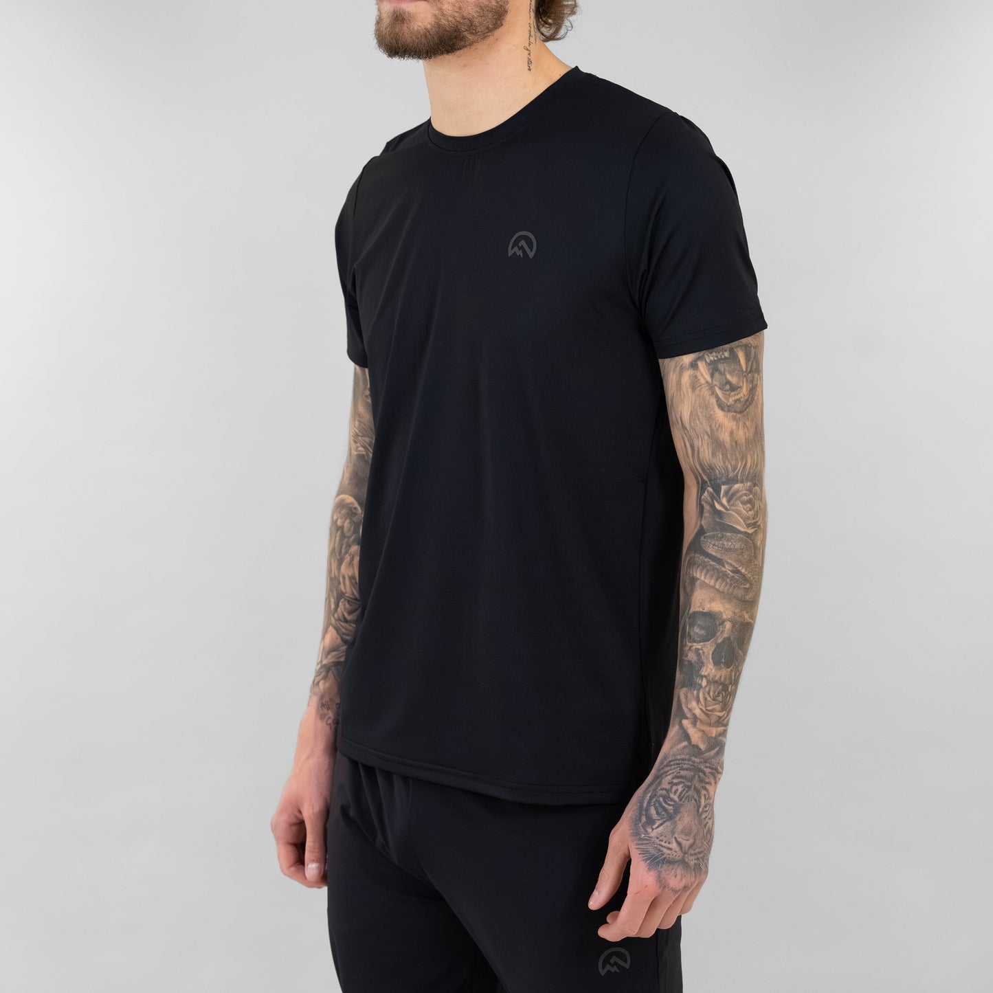 Camiseta SS26 con logo en el pecho izquierdo - Negro/Negro