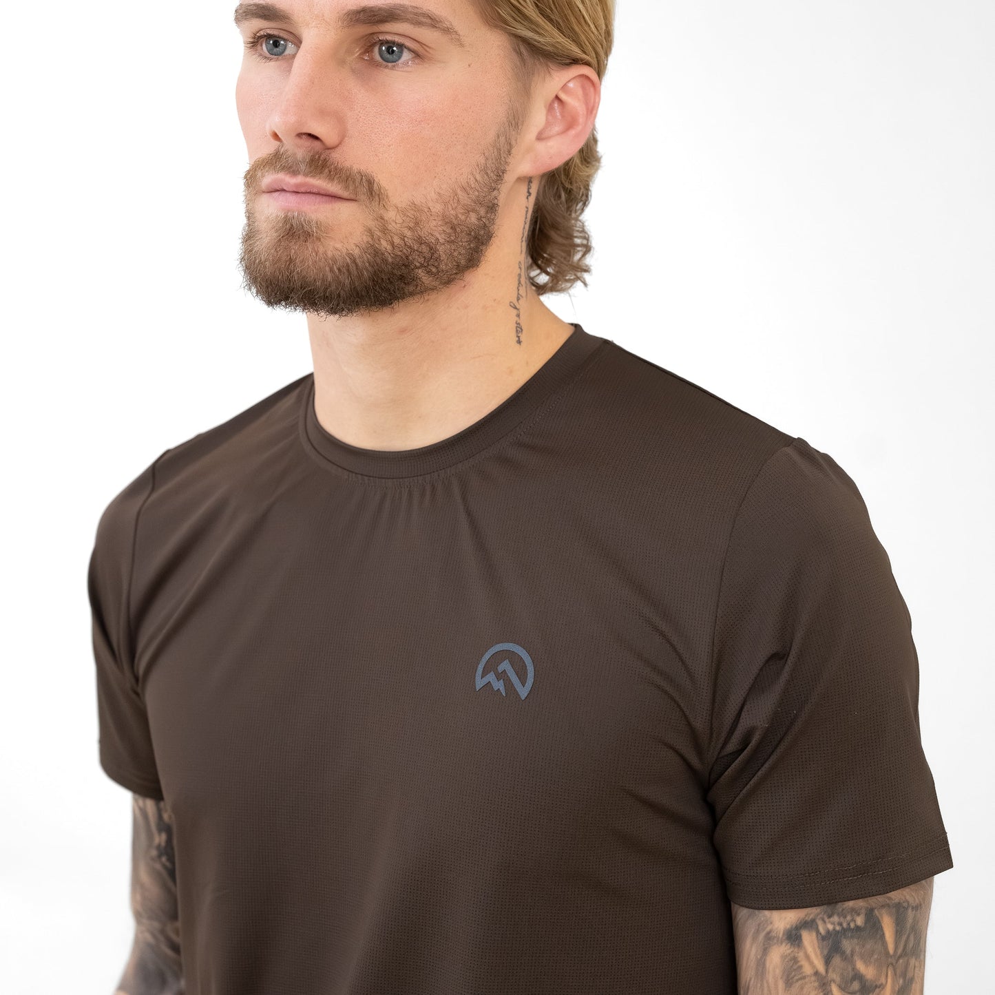 Camiseta SS26 con logo en el pecho izquierdo - Negro chocolate