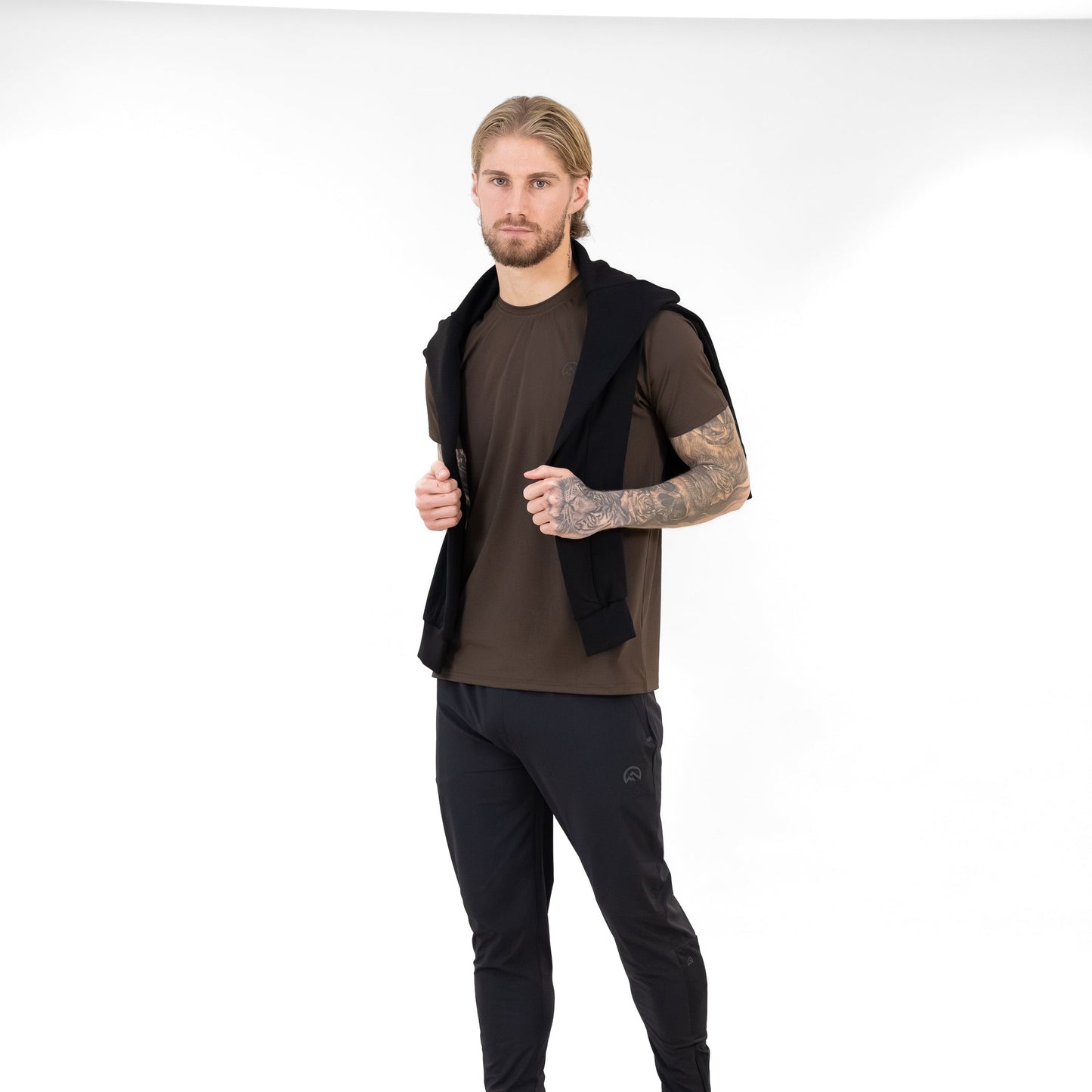 Camiseta SS26 con logo en el pecho izquierdo - Negro chocolate